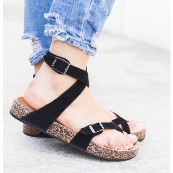 Black or white strappy buckled cork sandals - Picture 4 of 8